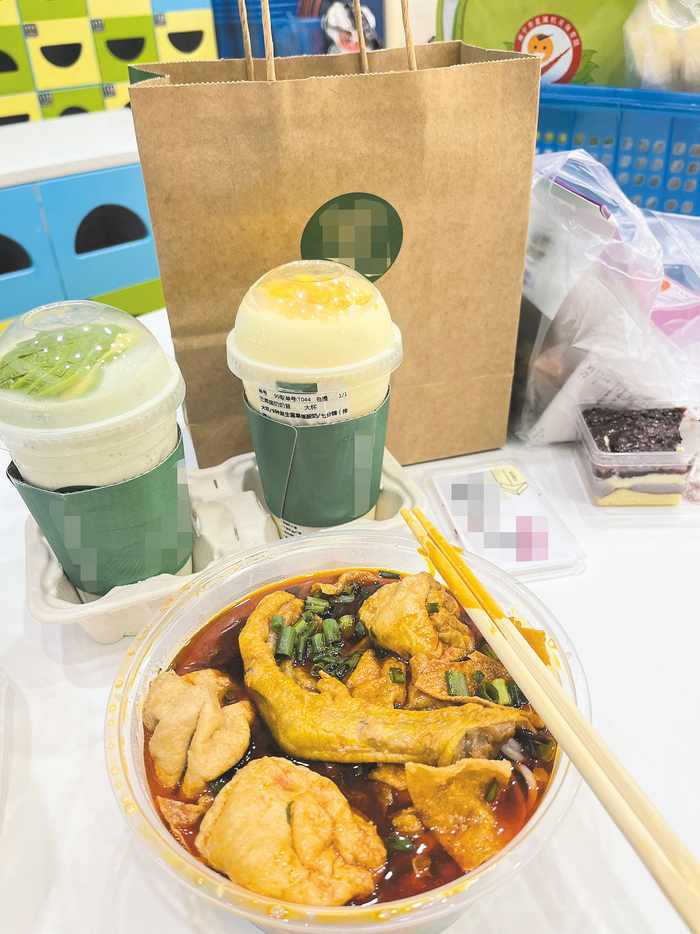     奶茶好喝也要适量。    本报记者宋延康 摄
