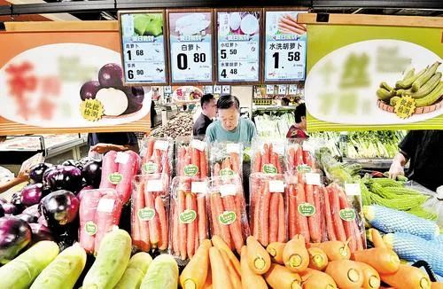 7月9日，市民在邯郸美食林集团滏东购物广场选购产自邯郸经开区的精品蔬菜。郝群英摄