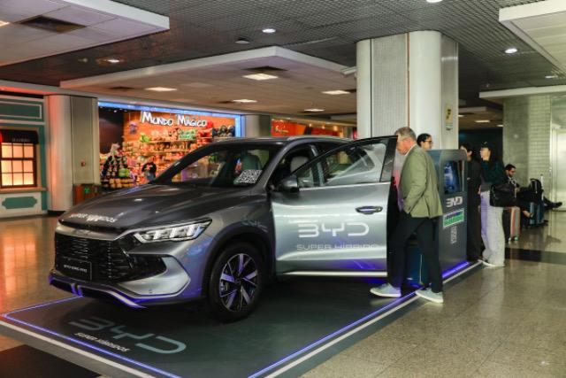 巴西消费者在商场中了解中国新能源汽车，受访者供图。