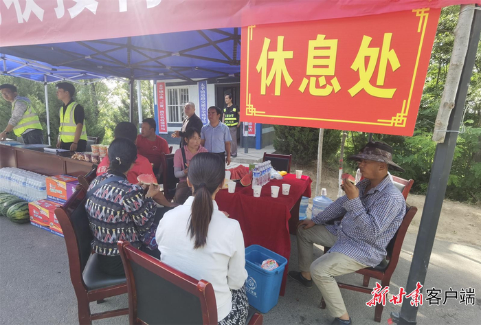 为跨区作业农机手设置的服务点，除提供休息外还负责发布当地农机收获需求信息。