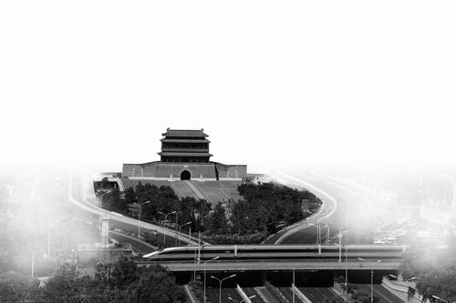 “复兴号”高铁驶过北京中轴线永定门城楼。受访者供图