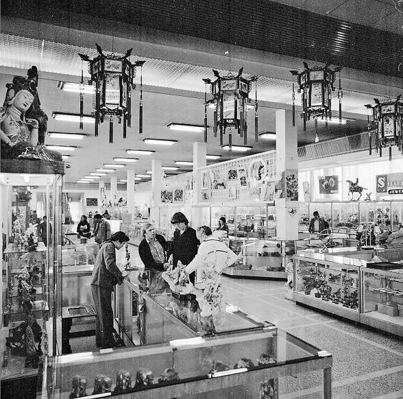 1979年，外宾在北京友谊商店选购北京特色工艺品。叶用才摄