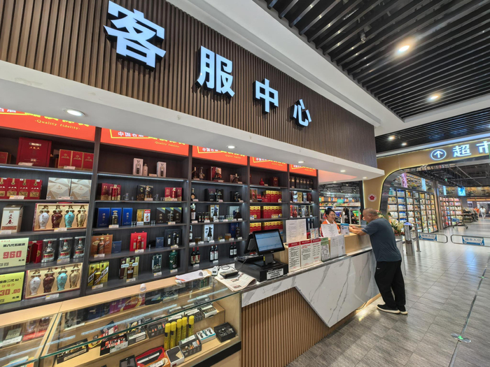 在汉中市市区，参与实体店无理由退货承诺的大型超市有33家。徐文智/摄