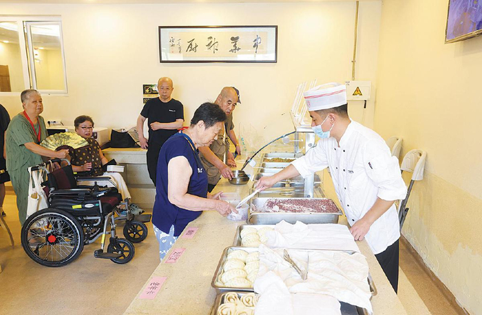 7月23日，大兴区亦庄养老服务中心，老年人在排队打饭。　摄影/新京报记者　王贵彬