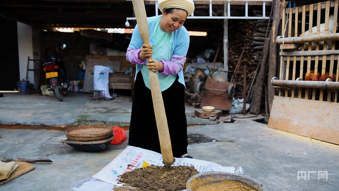 宋永荟正在制作土陶（央广网记者  魏文青  摄）