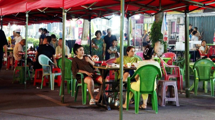 　　市民与游客在乌苏市新华夜市品尝美食。图/乌苏市融媒体中心提供
