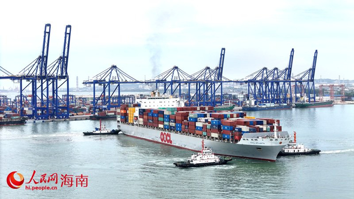 货轮从洋浦国际集装箱枢纽港出发。人民网记者 符武平摄