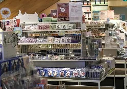 书店二次元商品专区售卖的动漫IP形象的“吧唧”