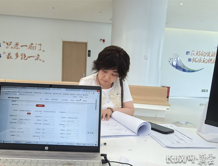 市民到“零工宝”服务窗口咨询业务。通讯员 朱宇杰 供图