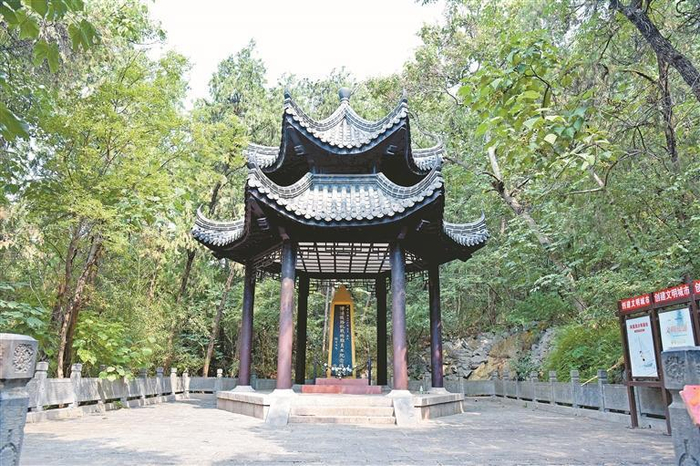 铁路员工抗日烈士纪念碑亭。 记者 陈艳 摄