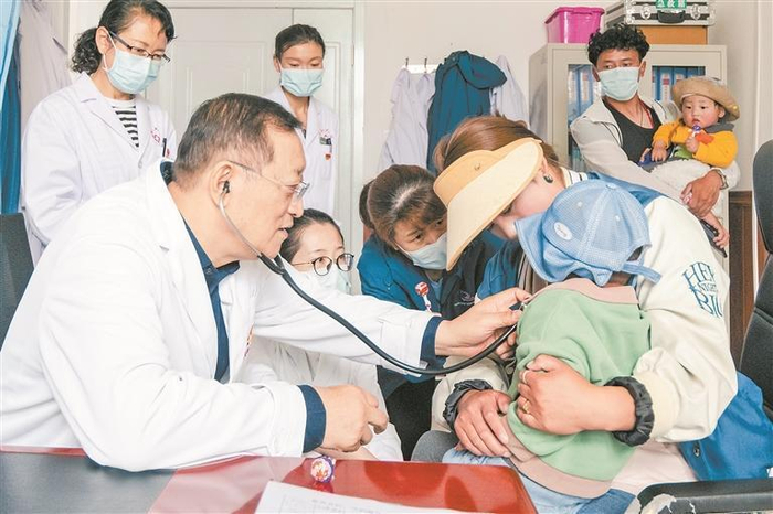 医疗援青让高原人民在家门口“看得了病、看得好病”。省委组织部援青办供图