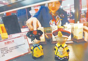 2010年，获得“北京礼物”铜奖的卡通帝后调味罐。孙戉摄