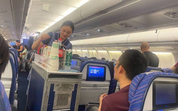 在济南机场，空乘人员为旅客提供饮用水、饮料。受访者供图