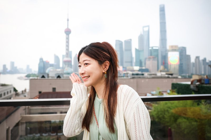 中英日三语脱口秀演员Norah在外滩FTC的顶楼露台拍照留念。（海沙尔 摄）