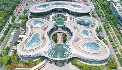 离岛免税作为海南自贸港政策制度体系的重要组成部分，是国际旅游消费中心建设的重要抓手。图为俯瞰三亚国际免税城。