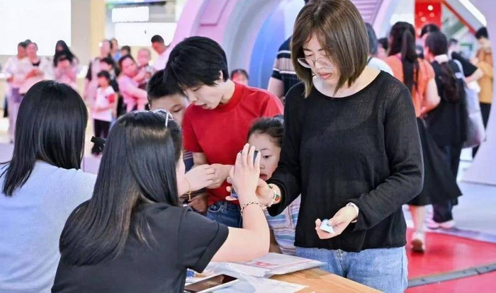 “政策+活动”双带动，居民消费热情释放，消费市场持续升温