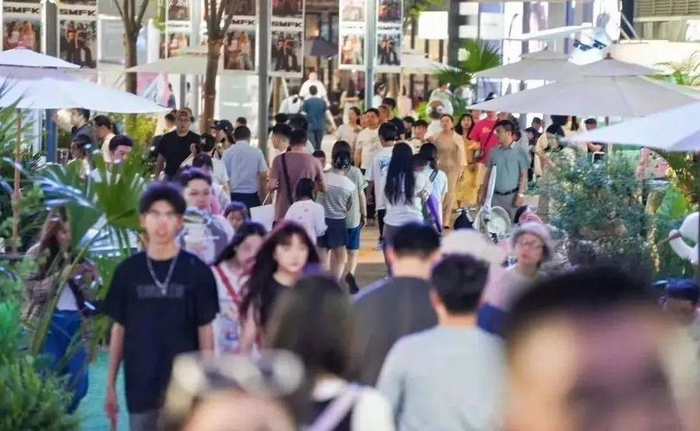 蜀山区各大商圈人流如织