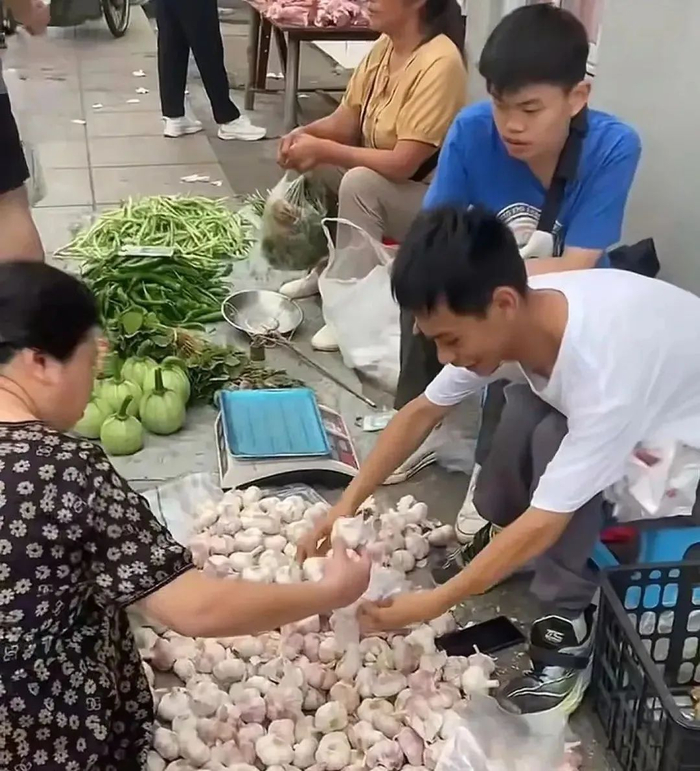 小寒和小琪摆摊售卖大蒜。（社交平台截图）