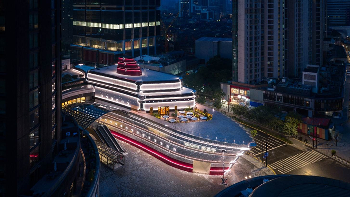 图为路易威登全新概念地标“路易号”亮相南京西路商圈