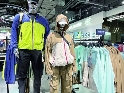     一商场某运动品牌店内的防晒衣展区。黄婷/摄