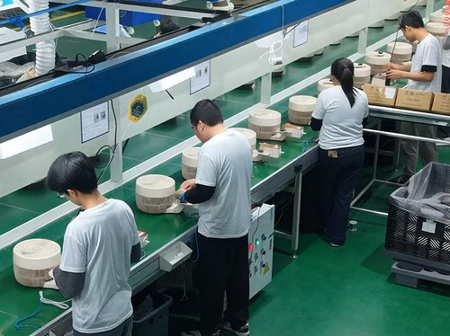 图：蒋磊的产品供应链辐射到湖南益阳、宁乡等地，为8个乡村工厂提供了稳定的生产订单。刘逸帆/摄