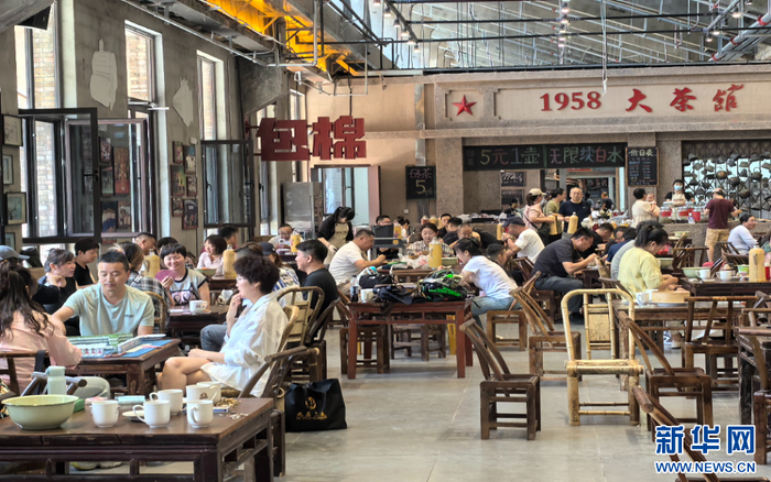 6月22日，游客、市民在“包棉1958”品茶、娱乐。新华网 郝芳芳摄