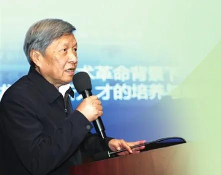 福耀科技大学校长王树国在郑州招生宣讲。