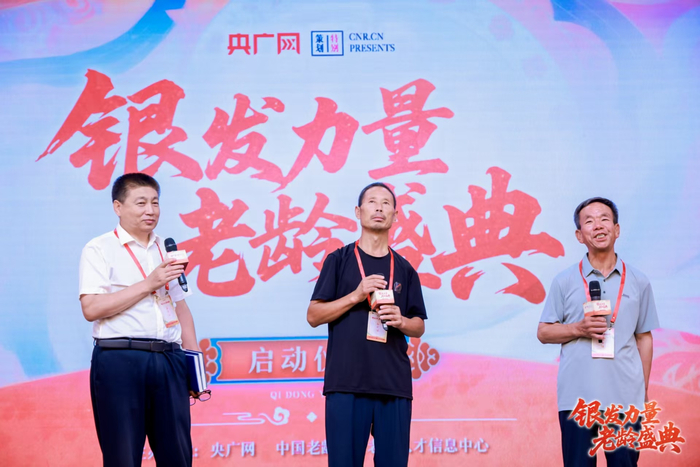 关仁山在活动现场向刘诗利、安三山赠书
