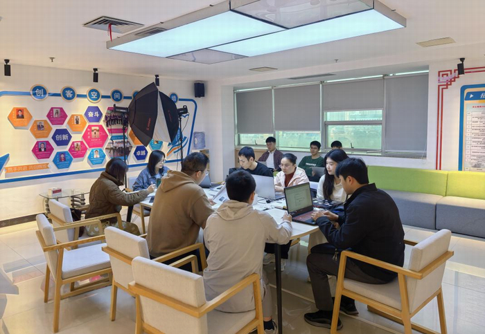 图为干部职工在创客空间开展课题研究。庞显权 摄