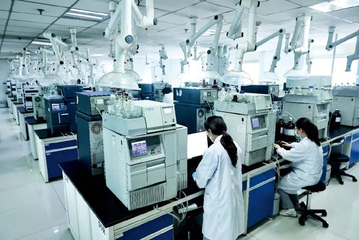 石药集团科研人员在进行分析实验。图/中新
