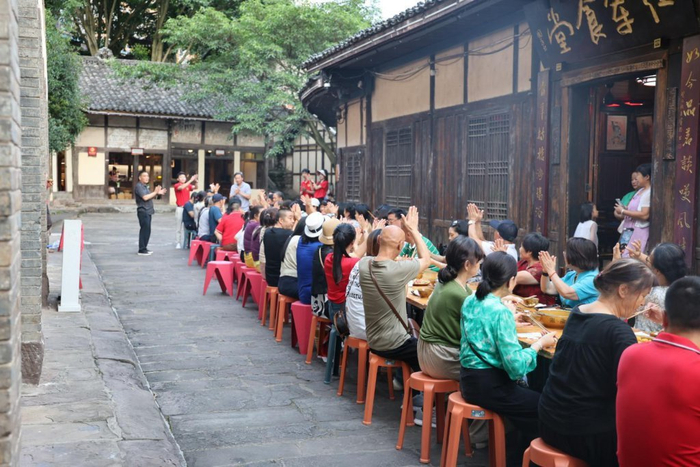泸州市古蔺县定制旅游，游客在太平古镇体验长桌宴。古蔺县委宣传部供图