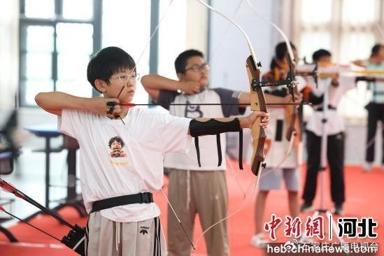 图为参加暑期托管服务的学生进行射箭练习。  赵元君 摄