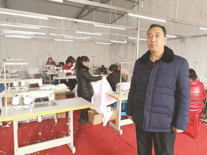     在大名县王村乡店南村帮扶期间，杨连琪为该村引进了服装微工厂项目。                               （图片由杨连琪本人提供）        