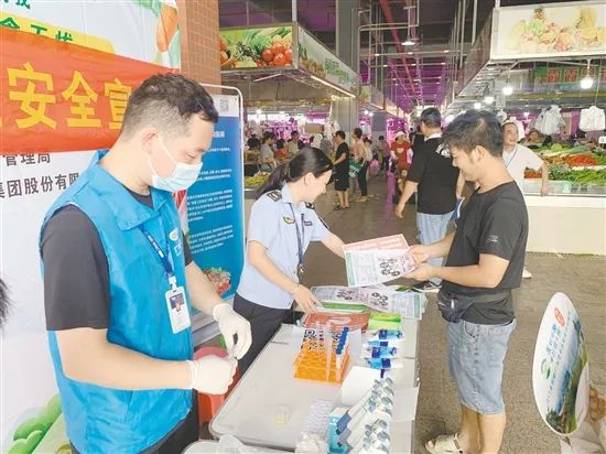 市场监管执法人员在农贸市场开展食用农产品快检工作，守护“舌尖上的安全”。陈敏锐 摄