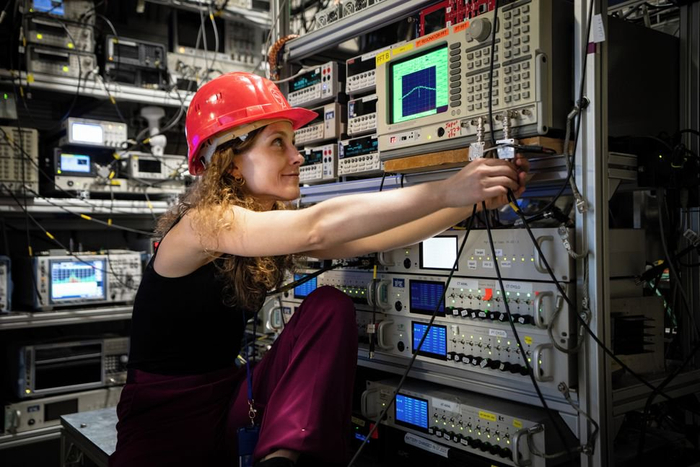 ▲ 物理学家芭芭拉・拉塔奇在 BASE 实验中工作。图源：CERN 官网