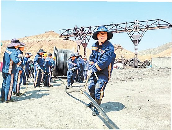 　　平煤神马塔能伊斯法拉公司项目建设如火如荼。 田松辉 摄