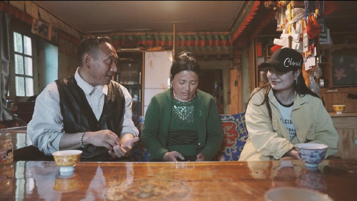 ▲小芳与当地村民交谈。