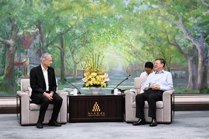 AI教父Hinton首次现身中国,合照全网刷屏,预警AI觉醒临界点已至|AI文本生成|智能体|人类|演讲|模型_手机新浪网
