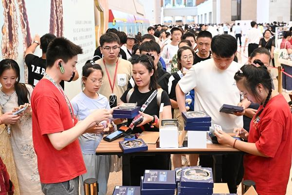 　　观众在中国国家博物馆排队购买凤冠冰箱贴。视觉中国供图