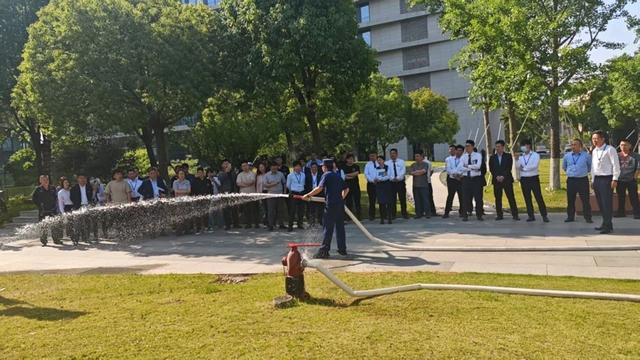 图说：陈行站至浦江科技广场开展消防宣传，并现场演示户外消火栓的操作方法。