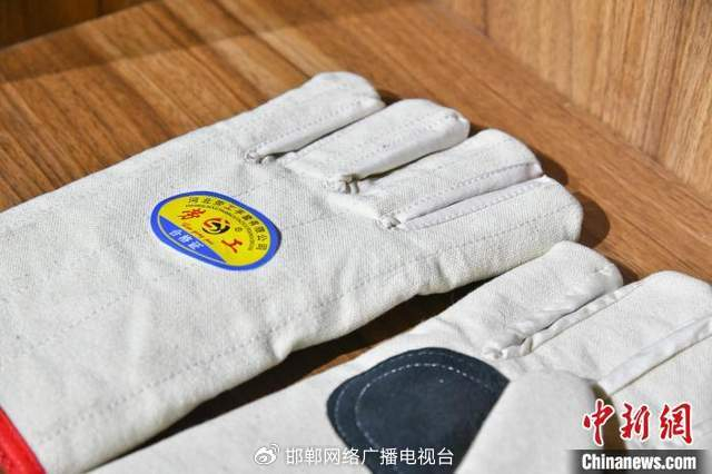 图为7月15日，河北劳工手套有限公司生产出的手套。 杜昕雨 摄