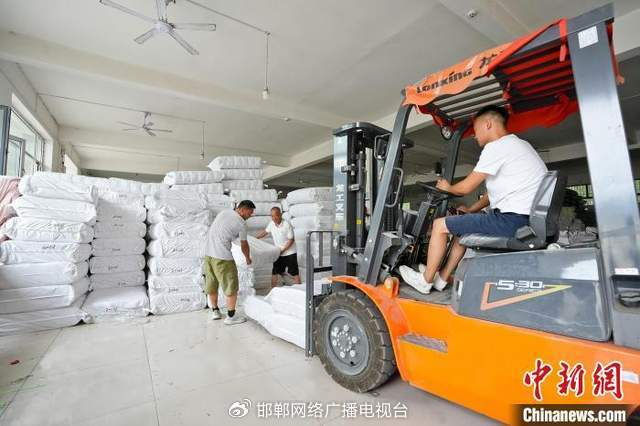 图为7月16日，邯郸市苏洋劳动防护用品有限公司正在将10万双手套打包装车，准备发往泰国和印度尼西亚市场。 杜昕雨 摄