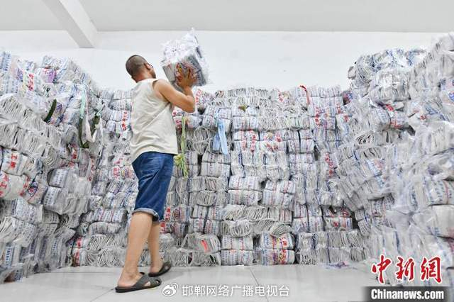 图为7月14日，邯郸市安工手套有限公司的员工正在打包手套。 杜昕雨 摄
