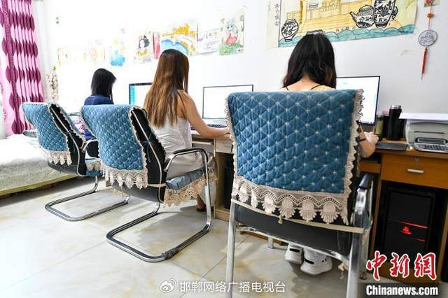 图为7月14日，邯郸市安工手套有限公司的员工正在线上销售。 杜昕雨 摄