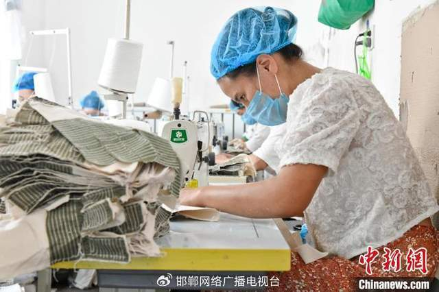图为7月15日，河北省邯郸市冀南新区杏园村家庭工厂内，工人正在缝制手套。 杜昕雨 摄
