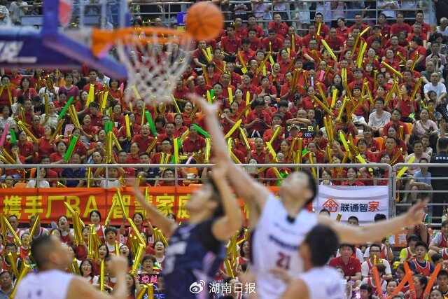 （7月19日晚，株洲“厂BA”引爆火热夏日。湖南日报全媒体记者 傅聪 摄）