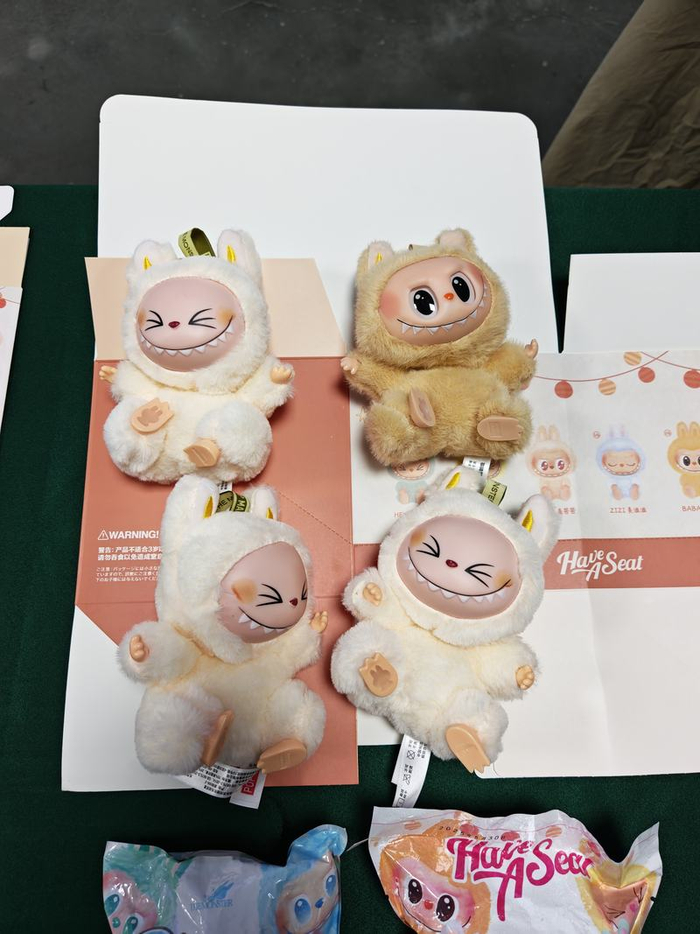 海关查获的山寨Labubu。新京报记者 张璐 摄