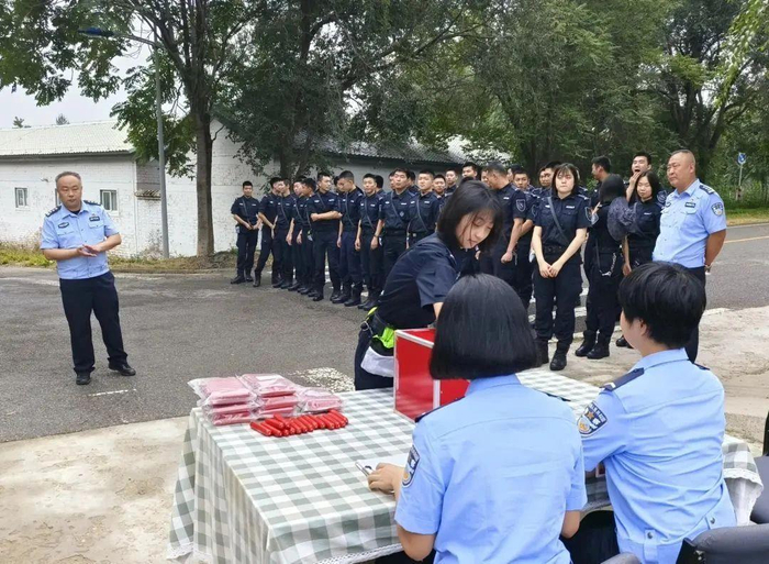 △北京警察学院警犬技术专业大三学生正在抽签选取警犬