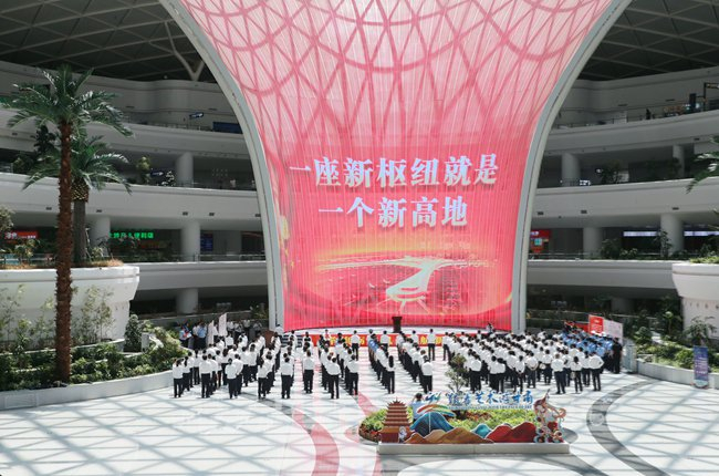 　　党旗在枢纽飘扬。张斌/摄
