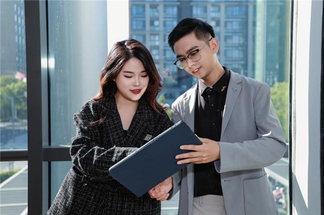 图为用户正在使用九方智投“易知股道”股票学习机